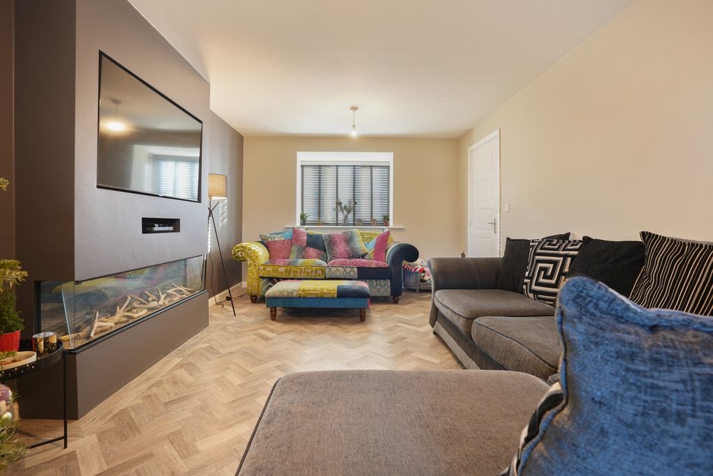 Property photo 1 of 12 Estate Agent Ewemove Scunthorpe Living Room
