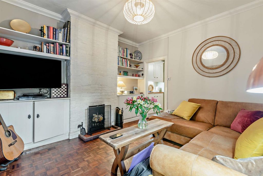 Property photo 3 of 14 8668333-Interior02-800.Jpg