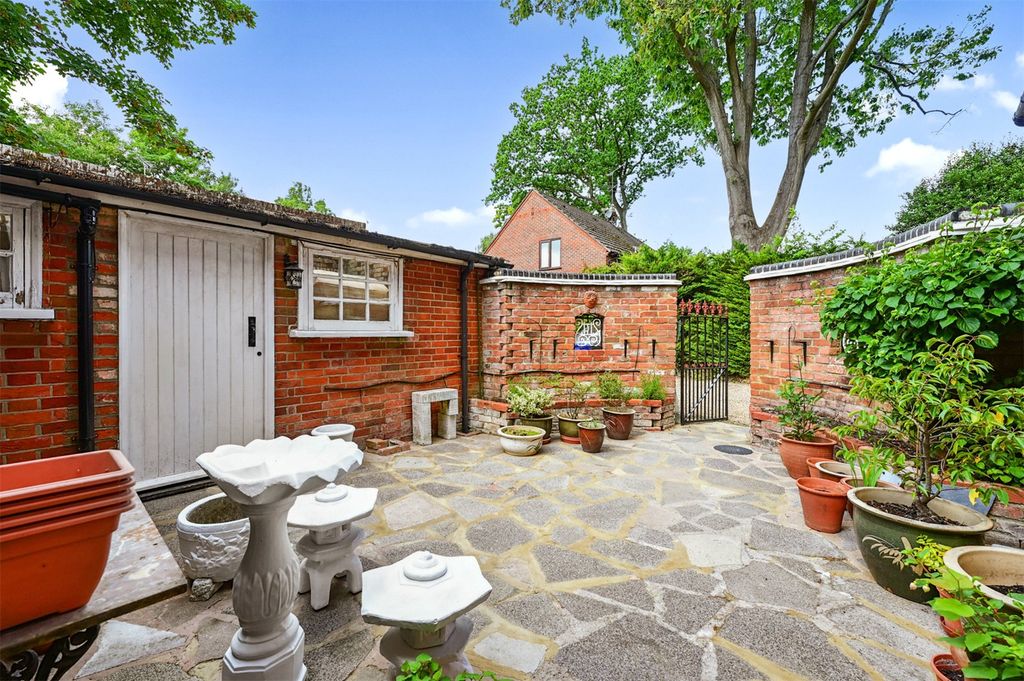 Property photo 2 of 15 Courtyard Garden