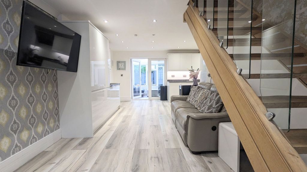 Property photo 3 of 32