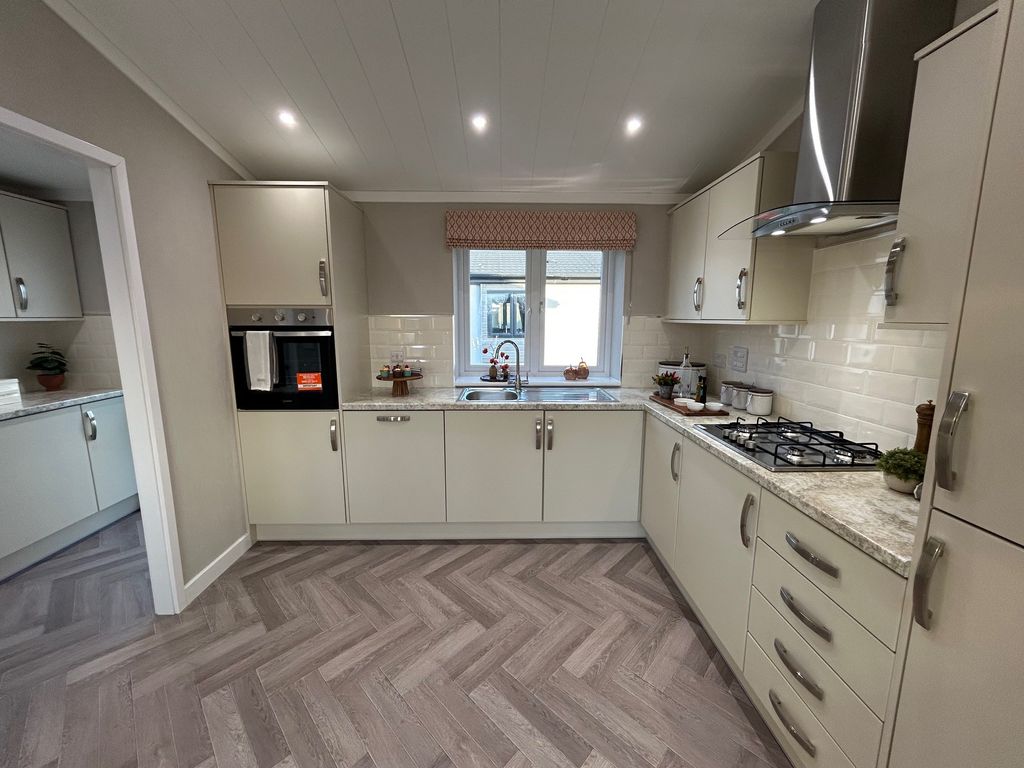 Property photo 3 of 13 Kitchen