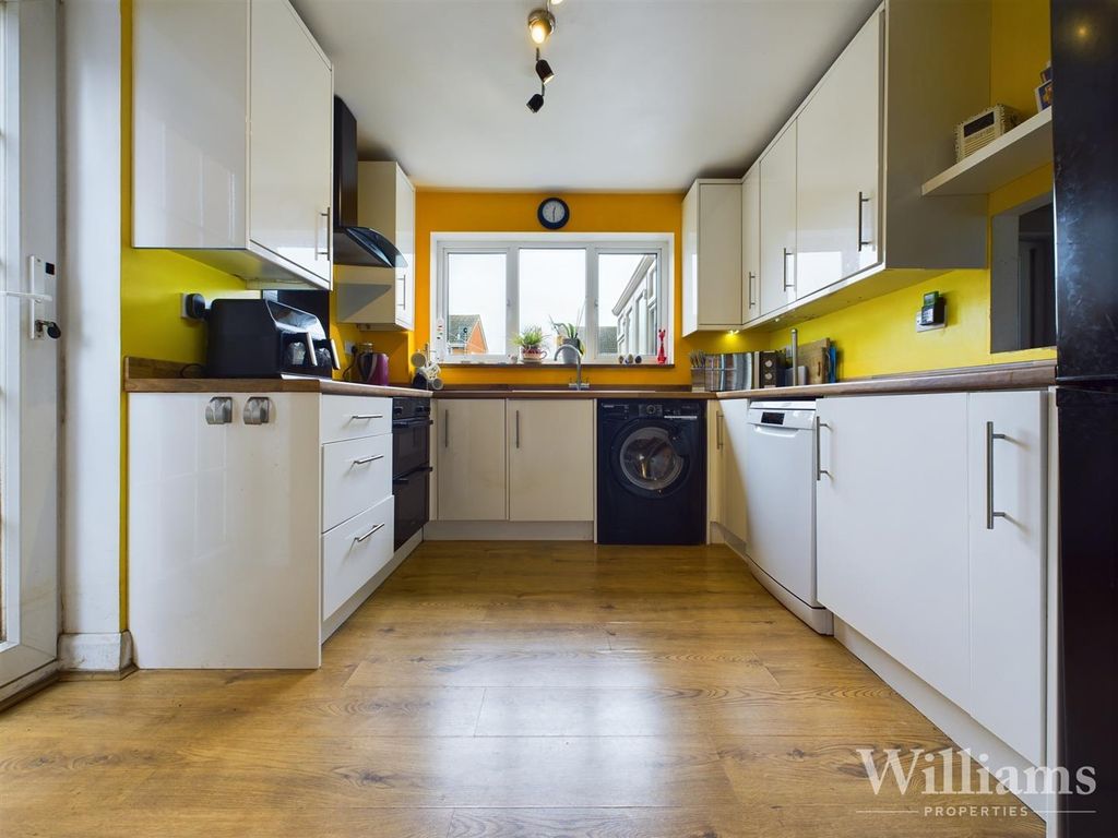 Property photo 2 of 18 Kitchen