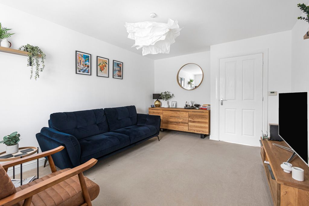 Property photo 2 of 11 Lounge