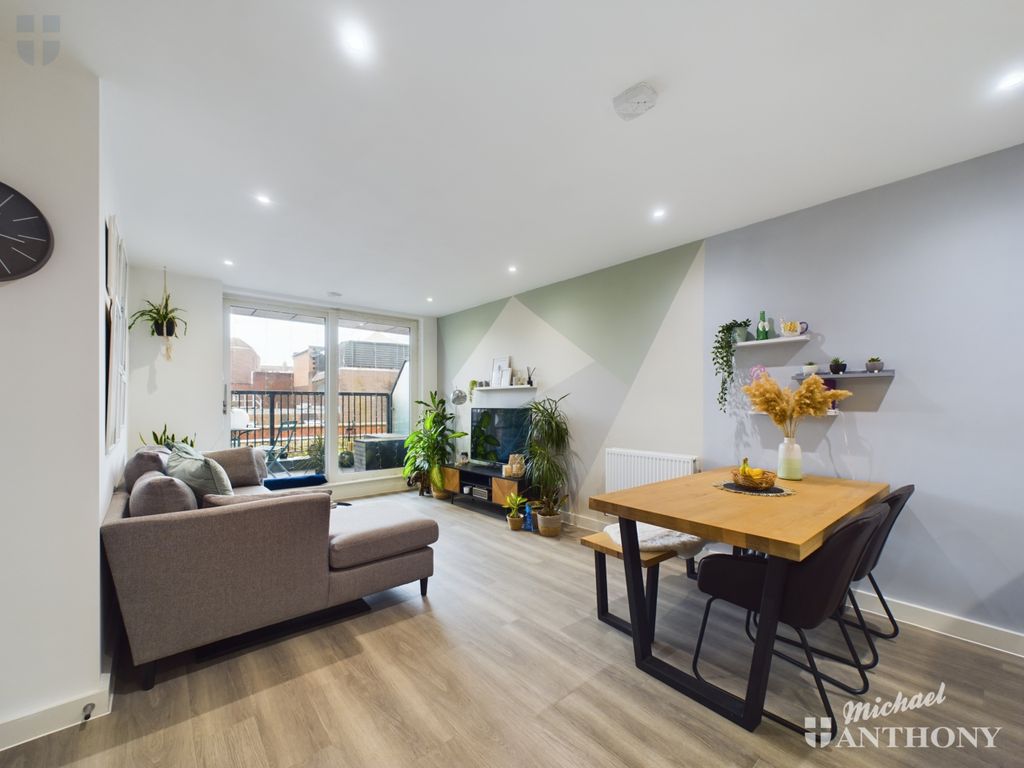 Property photo 2 of 11 Cam03218G0-Pr0526-Still010