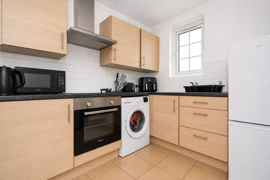 Property photo 3 of 8 Kitchen