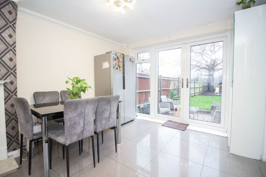 Property photo 3 of 18 Dining Area