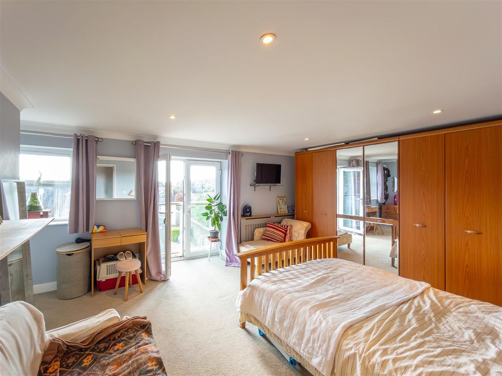 Property photo 3 of 17 10 Flora Gardens-14.Jpg