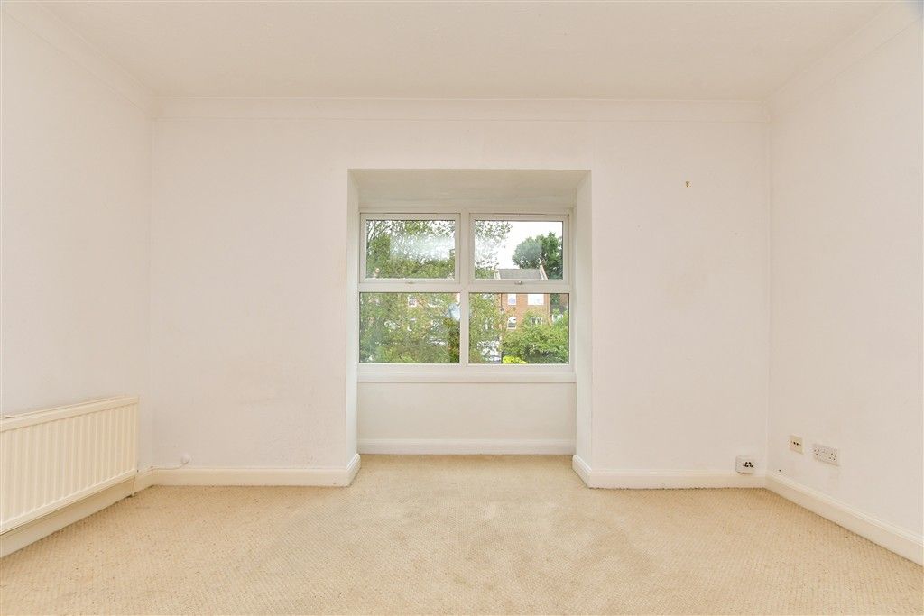 Property photo 3 of 11 Lounge