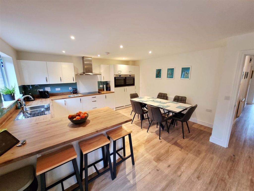 Property photo 2 of 23 Breakfast Bar.Jpg