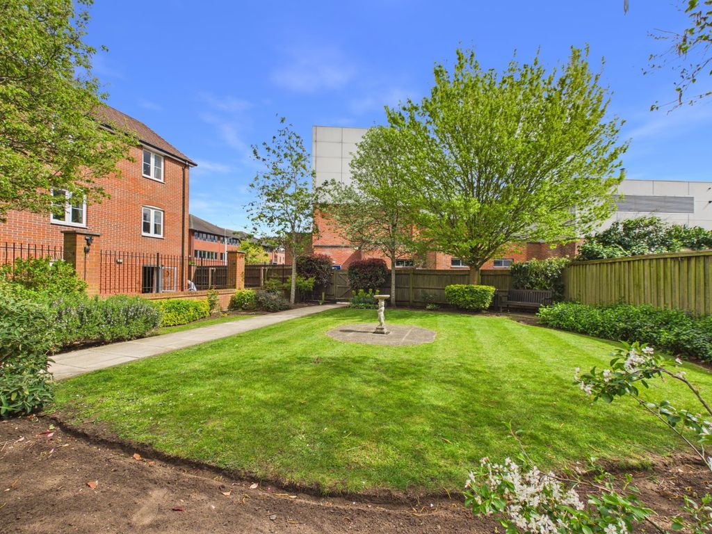 Property photo 3 of 14 Communal Gardens