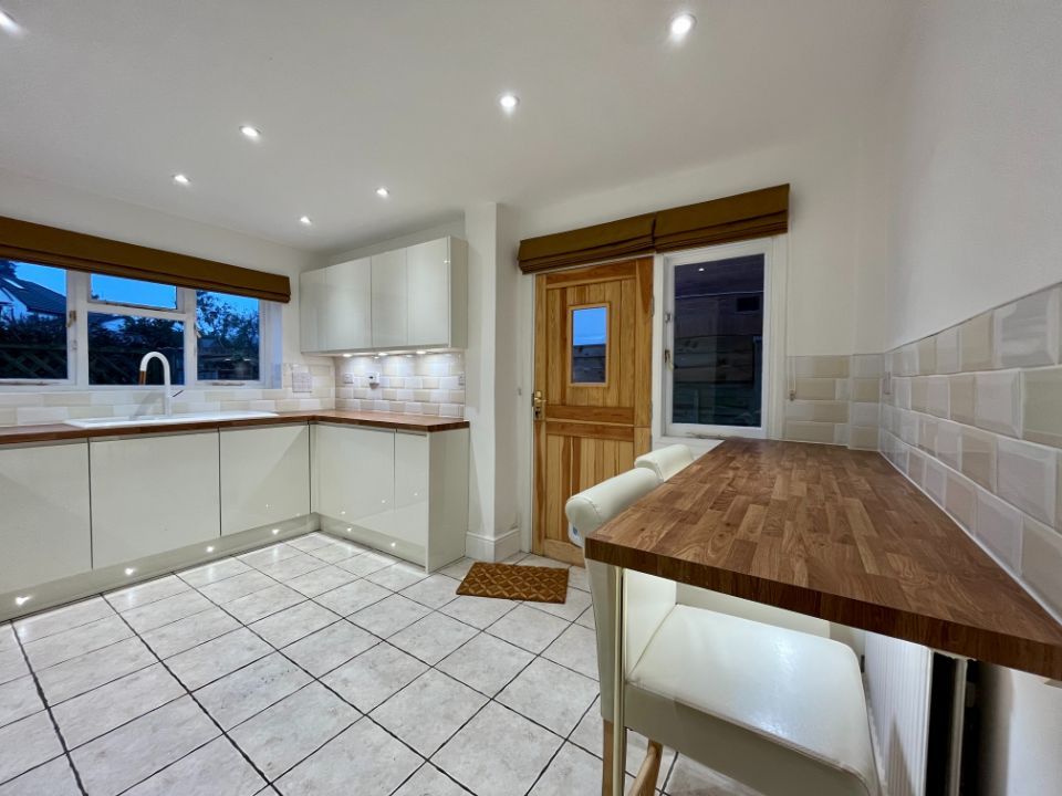 Property photo 3 of 17 Image00009