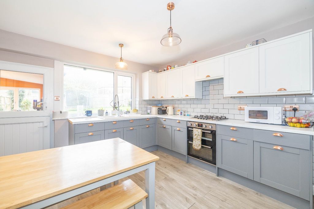 Property photo 3 of 16 Picture 3