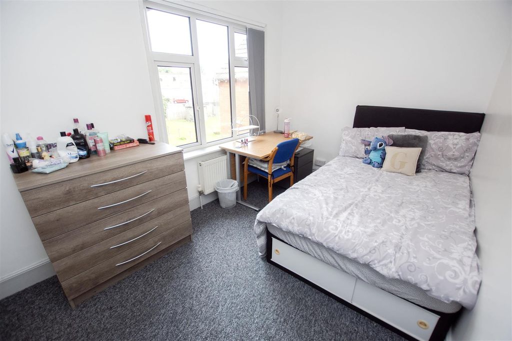 Property photo 3 of 11 Approach