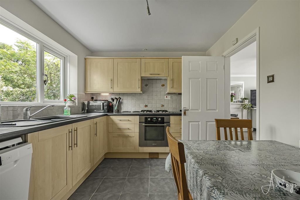 Property photo 3 of 24 Kitchen/Breakfast Room