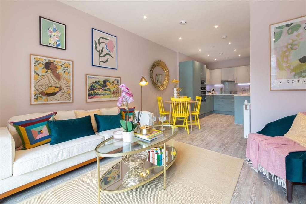 Property photo 1 of 16 Granada Building, E17