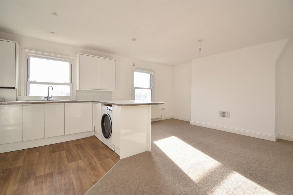 Property photo 2 of 18 Living Space