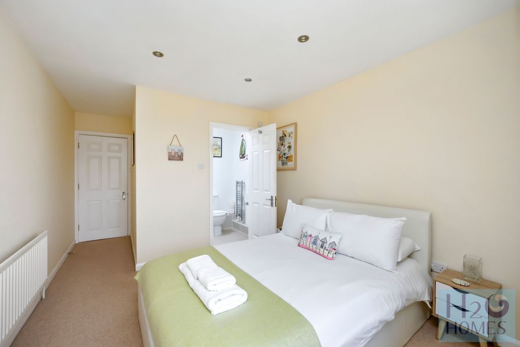 Property photo 1 of 22 The Strand, Victory Mews, 59-005