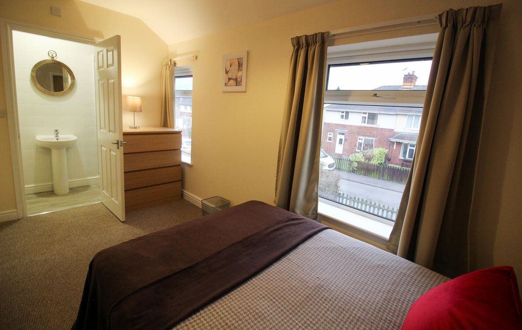 Property photo 1 of 4 Bedroom