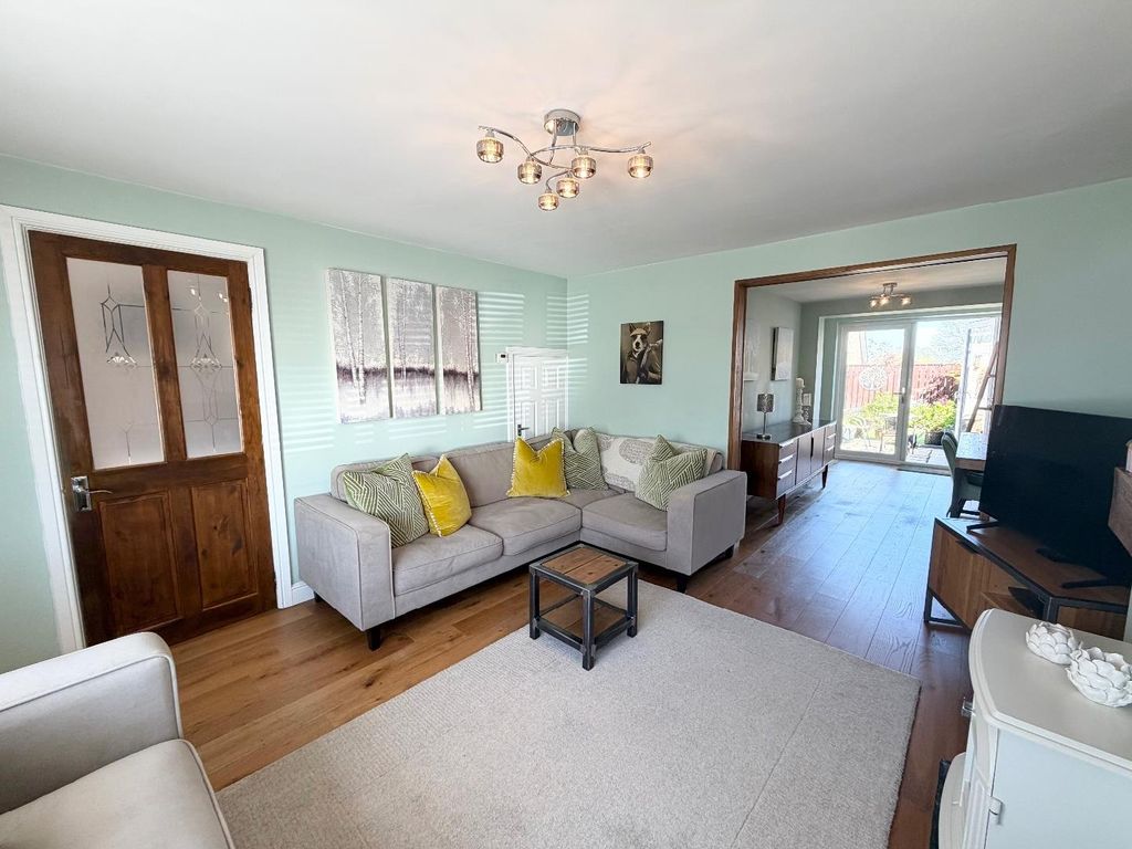 Property photo 3 of 22 Lounge