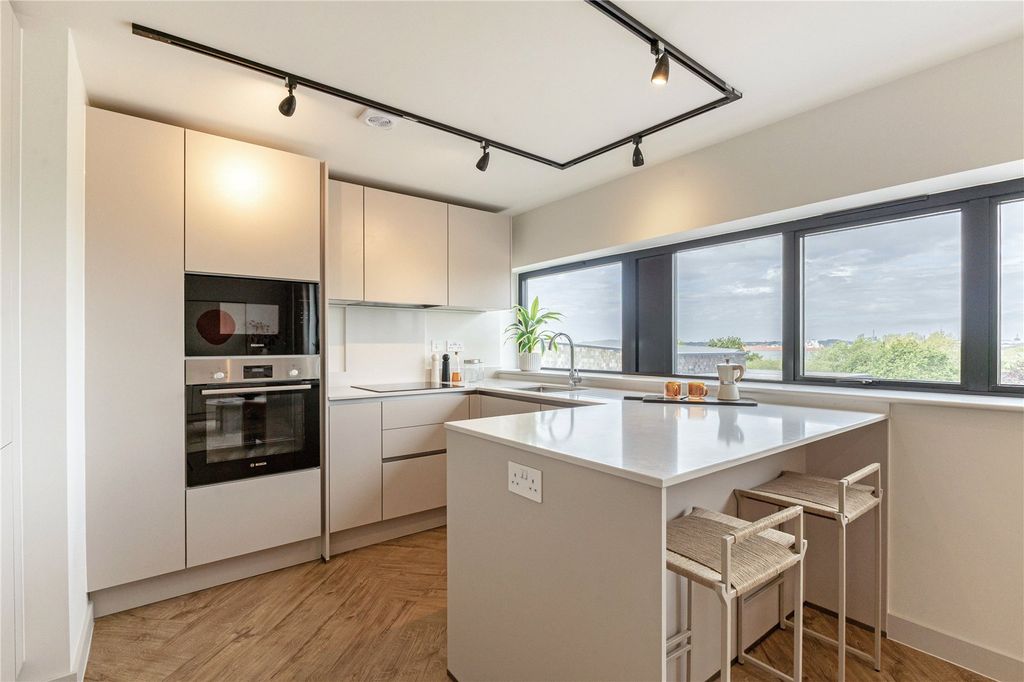 Property photo 3 of 12 Show Home