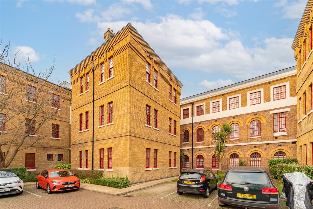 Property photo 1 of 12 32 Osterly Gardens.Jpg