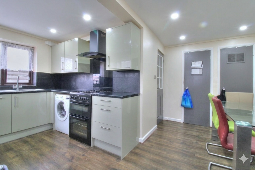 Property photo 2 of 11 Gemini_Generated_Image_Tnpop7Tnpop7Tnpo