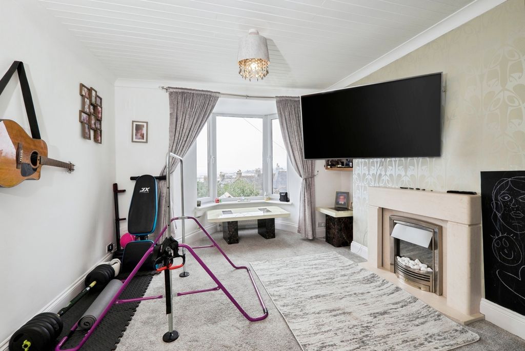 Property photo 3 of 18 Lounge