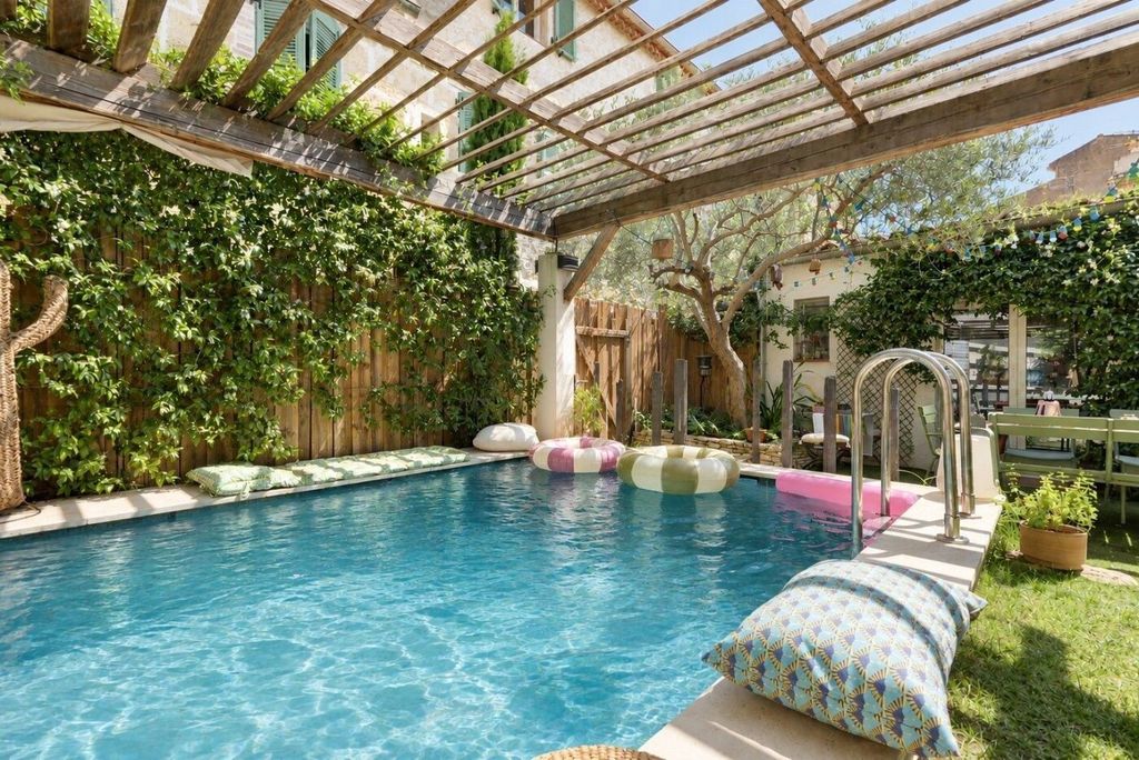 Property photo 1 of 11 Townhouse With Garden, Pool And Independent Studio