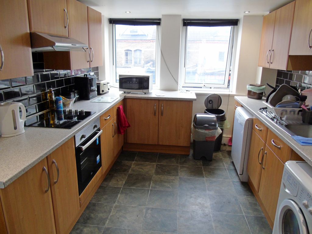 Property photo 1 of 11 Room To Rent In A Six-Bedroom Flat