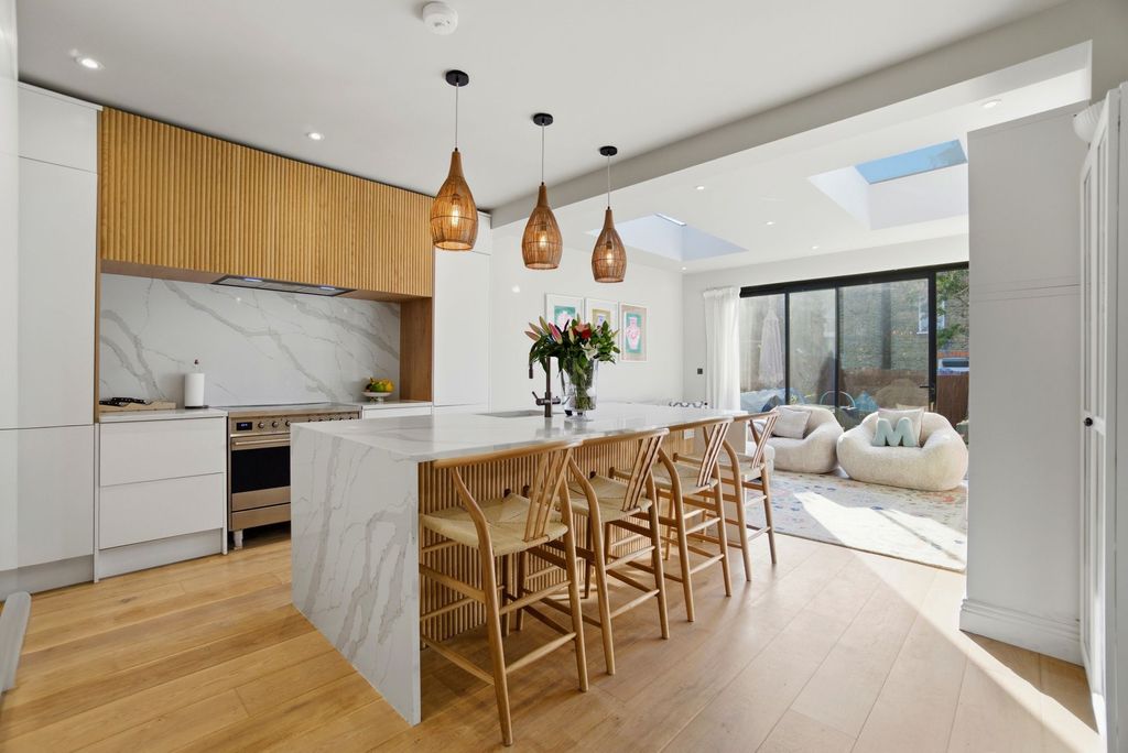 Property photo 1 of 32