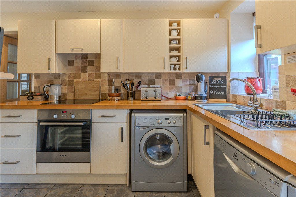 Property photo 3 of 11 Kitchen