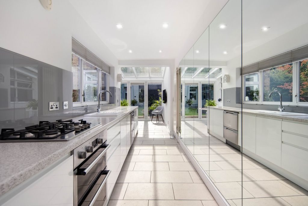 Property photo 3 of 28 Kitchen/Diner