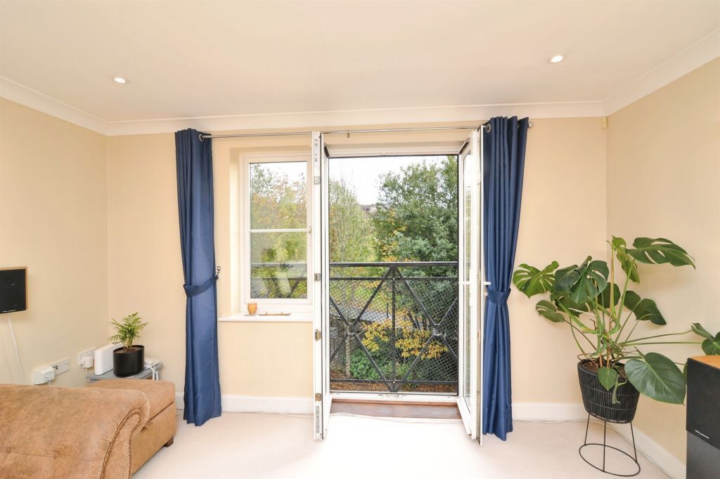 2 bed flat for saleCooden Ledge, St. Leonards-On-Sea TN38 photo 4