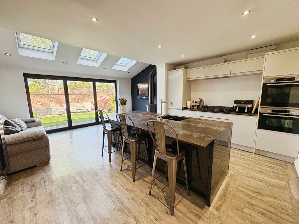 Property photo 3 of 19 B11c3E35-Img_9943