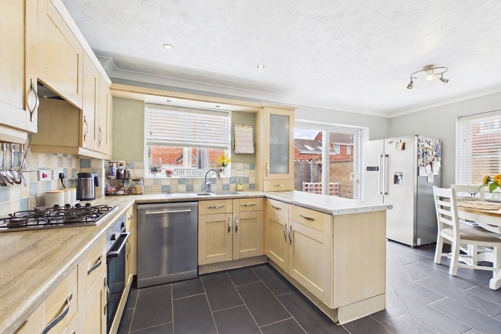 Property photo 2 of 24 Ewemove - Spalding - Walnut View - Kitchen Diner