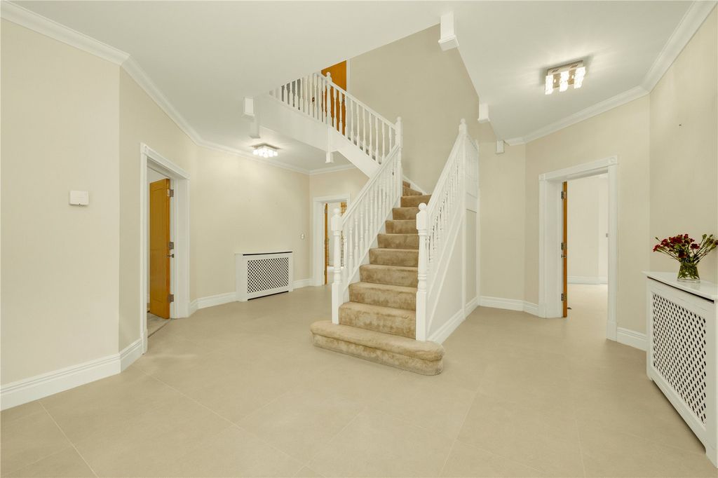 Property photo 2 of 15 Entrance Hall