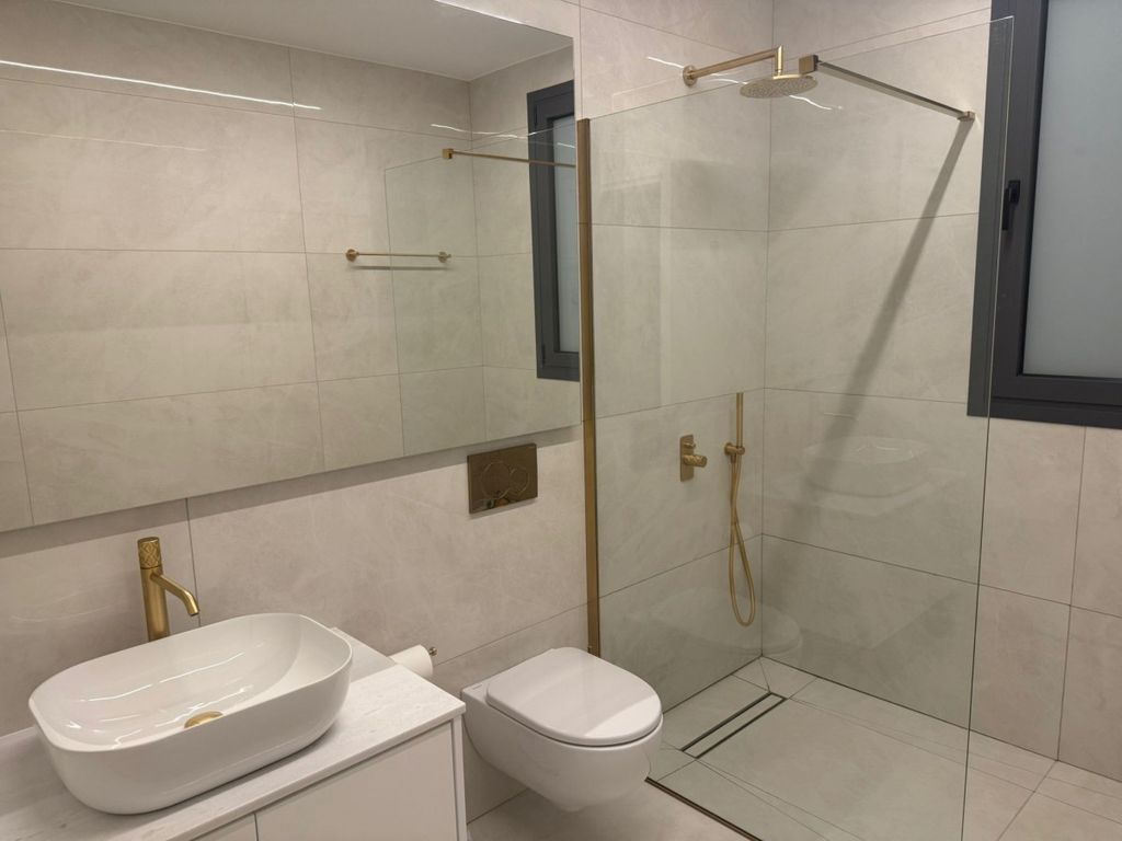 Property photo 2 of 32