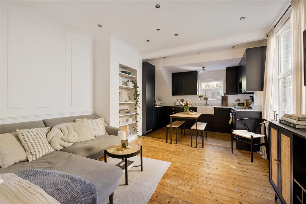 Property photo 2 of 29 Albert Road, E10