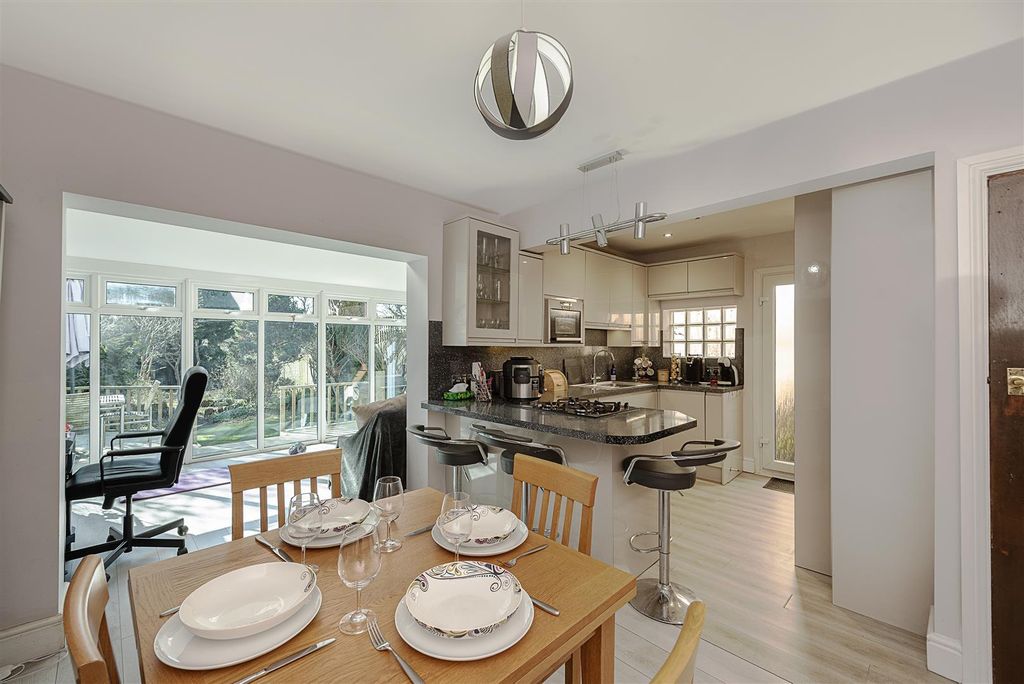 Property photo 2 of 12 9-Barnfield-Road-02.Jpg