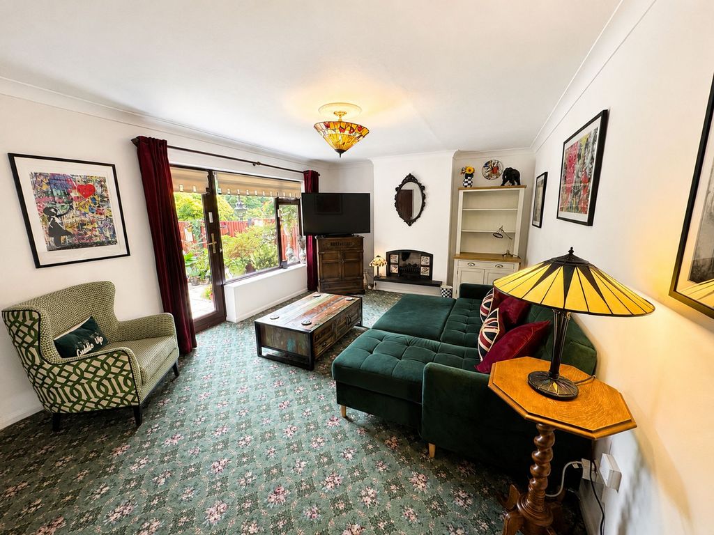 Property photo 2 of 18 Hornbeam Rd CM16