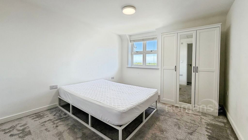 2 bed flat for saleMontgomery Avenue, Wellesley, Aldershot GU11 photo 5