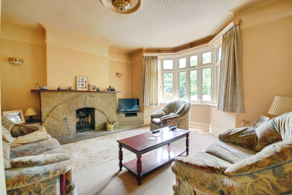 Property photo 2 of 17 Pbox-Living_Room-297869.Jpg
