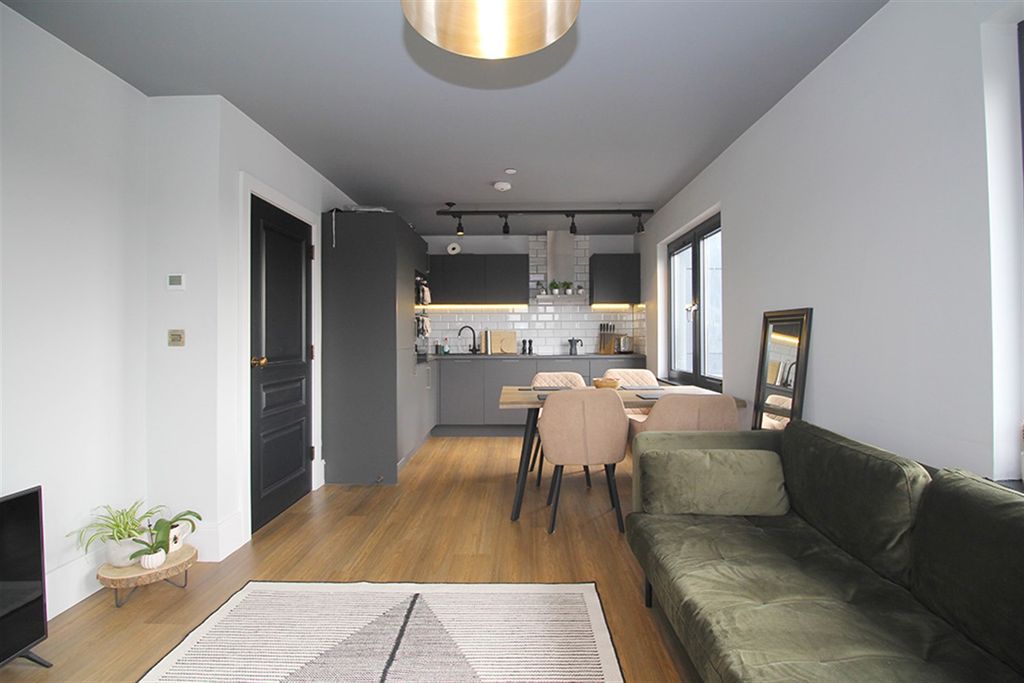 Property photo 3 of 24 Lounge / Kitchen