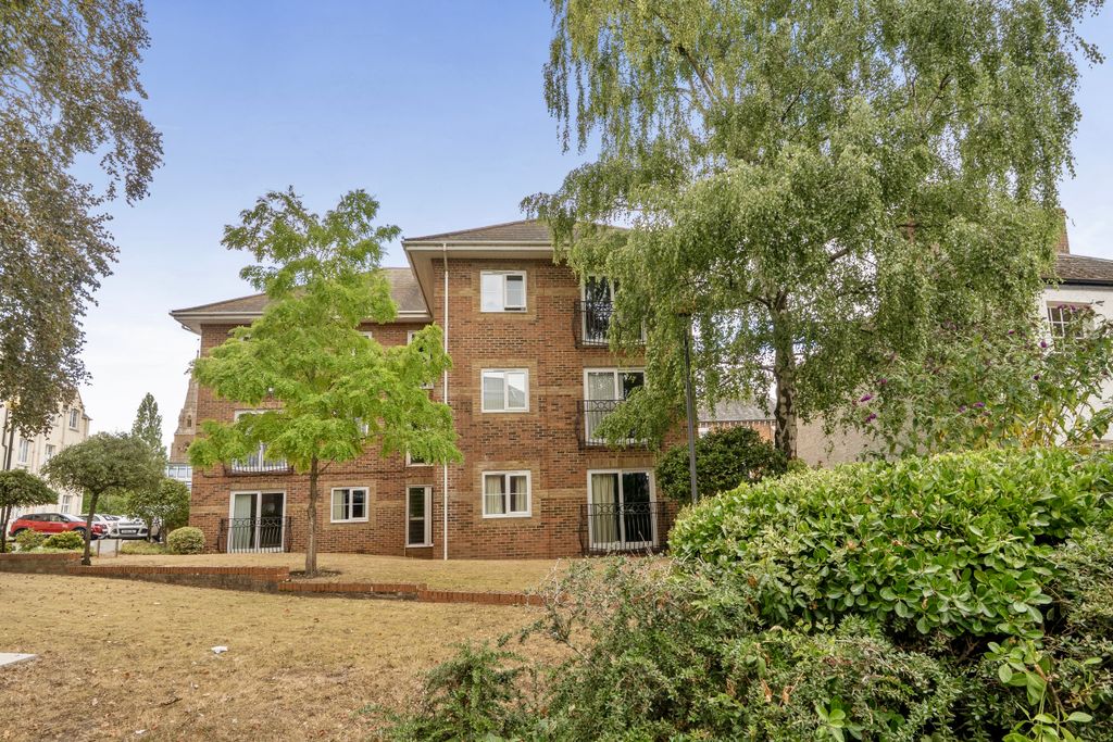 Property photo 1 of 17 .