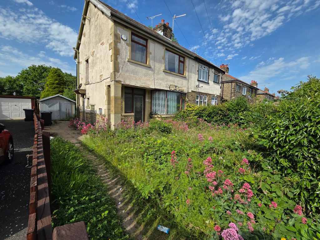 Property photo 1 of 18 210 Leaventhorpe Lane, Bradford, Bd13 3Bl