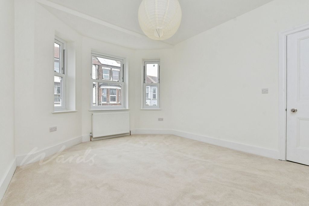 Property photo 3 of 10 Cres 17 Bed 2 Use
