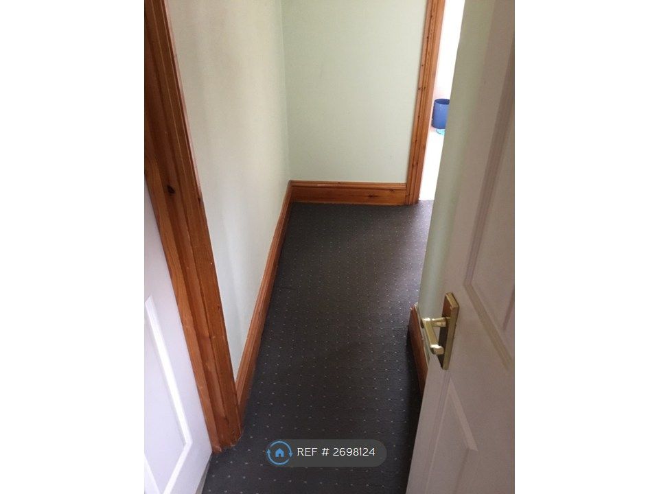 Property photo 2 of 9 Landing