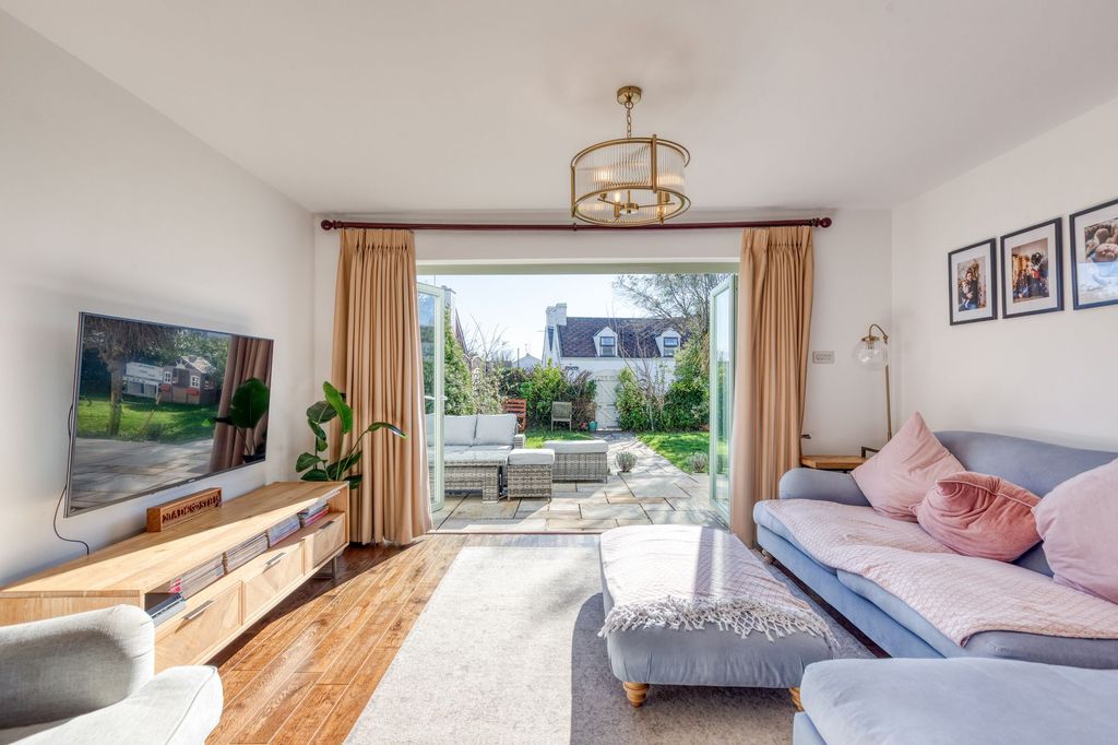 Property photo 3 of 42