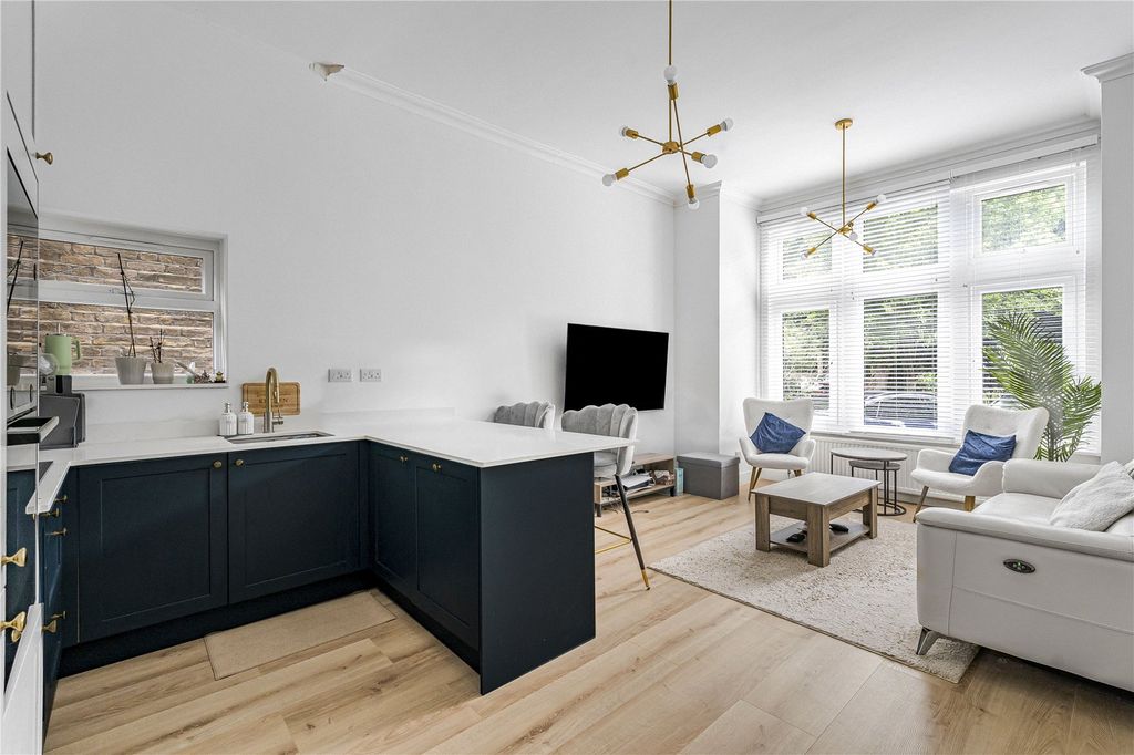 Property photo 1 of 11 Kitchen/Reception