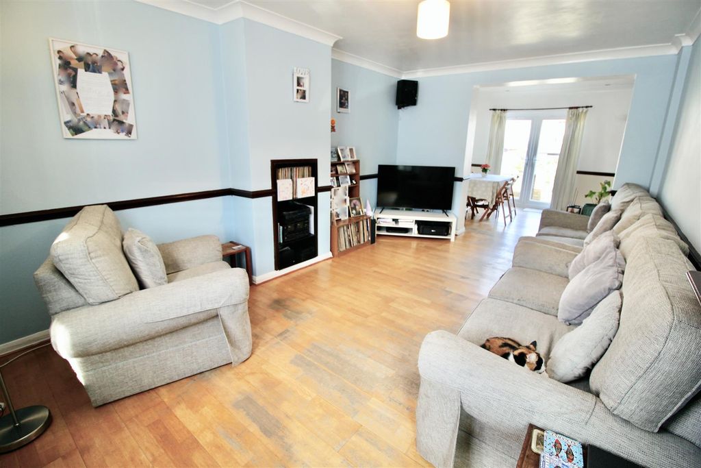 Property photo 3 of 10 Lounge